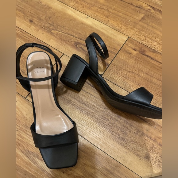 Sonora a new day black heels. - Picture 2 of 5